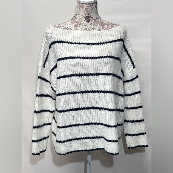 🛍️ FOREVER 21 ivory and black stripe‎ over size sweater size M. - Picture 1 of 12